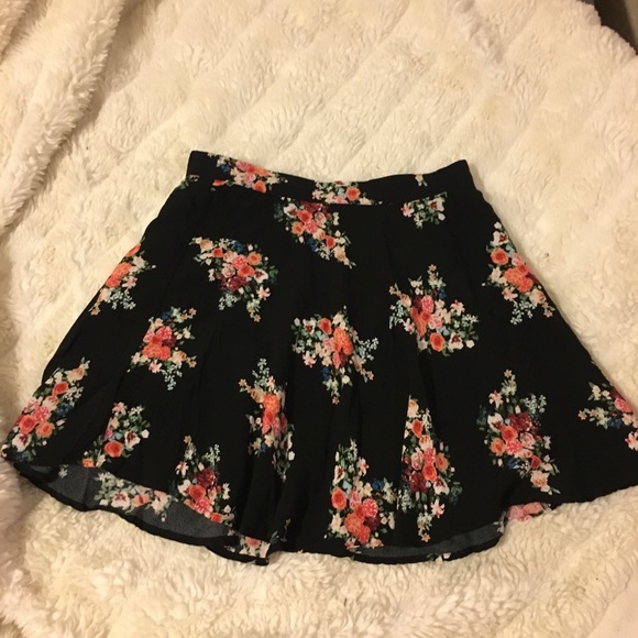 Forever 21 Black And Floral Skirt - Picture 2 of 6